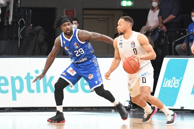 Basketball I Men I Season 2021 2022 I Bundesliga I 30 Matchday I Hamburg Towers Fraport Skyliners I 13 04 2022 Jaylon Brown 0, Hamburg Towers dribbles at Will Cherry 29, Fraport Skyliners stays with him Hamburg edel optics de Arena Hamburg Germany Copyright: xLobeca AndreasxHannigx