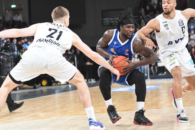 Basketball I men I 2021 2022 season I Bundesliga I 30 matchday I Hamburg Towers Fraport Skyliners I 13 04 2022 Will Cherry 29, Fraport Skyliners boxed in by Justus Hollatz 21, Hamburg Towers and h0 Hamburg edel optics de Arena Hamburg Germany Copyright: xLobeca AndreasxHannigx