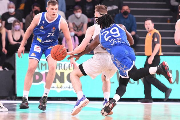 Basketball I Men I Season 2021 2022 I Bundesliga I 30 Matchday I Hamburg Towers Fraport Skyliners I 13 04 2022 Will Cherry 29, Fraport Skyliners tries wrestling Justus Hollatz 21, Hamburg Towers Hamburg edel optics de Arena Hamburg Germany Copyright: xLobeca AndreasxHannigx