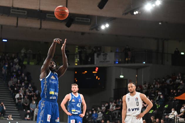 Basketball I Men I Season 2021 2022 I Bundesliga I 30 Matchday I Hamburg Towers Fraport Skyliners I 13 04 2022 Will Cherry 29, Fraport Skyliners with free throw Jaylon Brown 0, Hamburg Towers looks to Hamburg edel optics de Arena Hamburg Germany Copyright: xLobeca AndreasxHannigx