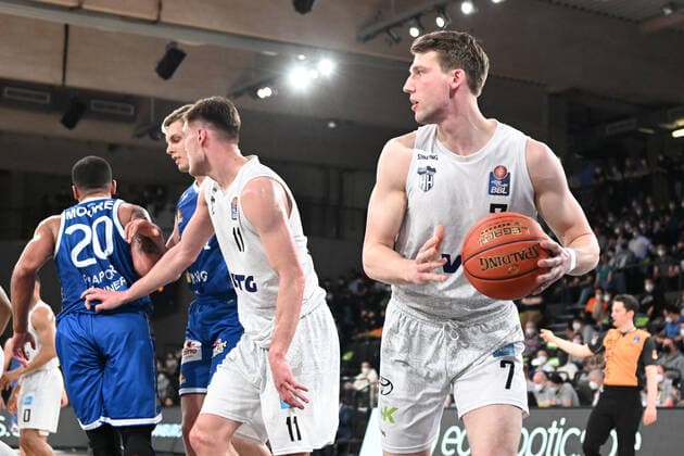 Basketball I Men I Season 2021 2022 I Bundesliga I 30 Matchday I Hamburg Towers Fraport Skyliners I 13 04 2022 Lukas Meisner 7, Hamburg Towers secures the ball under his own basket Hamburg edel optics de Arena Hamburg Germany Copyright: xLobeca AndreasxHannigx