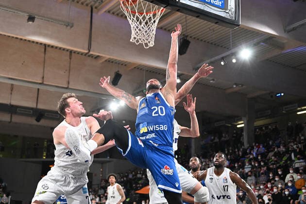 Basketball I Men I Season 2021 2022 I Bundesliga I 30 Matchday I Hamburg Towers Fraport Skyliners I 13 04 2022 Rasheed Moore 20, Fraport Skyliners vs Lukas Meisner 7, Hamburg Towers Hamburg edel optics de Arena Hamburg Germany Copyright: xLobeca AndreasxHannigx