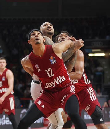 13 04 2022, BBL, FC Bayern Muenchen vs Mitteldeutscher , Audi Dome Muenchen , Basketball, Sports, in picture Jason George FCB Basketball , Sergio Kerusch Mitteldeutscherbasketball , and Daran Hilliard FCB Basketball