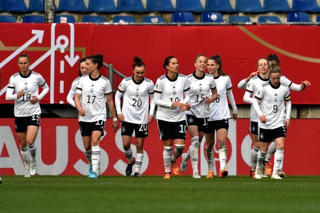 09 04 2022 pmk NF113485 Soccer Women World Cup Qualification Schueco Arena Bielefeld Corona Matchday Germany Portugal Cheering after the goal to 2 0 by BUEHL 19 Klara BUEHL 19 Germany Felicitas RAUCH 17 Germany Lina MAGULL 20 Deustchland Dzsenifer MAROZSAN 10 Germany Giulia GWINN 15 Germany Tabea WASSMUTH 18 Germany Kathrin HENDRICH 03 Germany Svenja HUTH 09 Germany