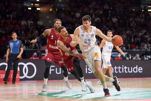 Basketball, BBL, 20220413, FC Bayern Munich Mitteldeutscher Basketball Club In the picture Nick WEILER BABB FC Bayern Munich, 0 and Goran HUSKIC Mitteldeutscher Basketball Club, 23 dribbling ball Munich Audi Dome Bayern Germany Copyright: Passion2Press MarkusxFischerx
