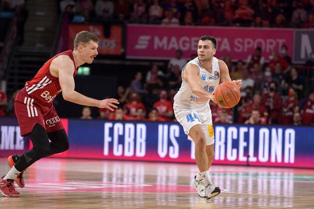 Basketball, BBL, 20220413, FC Bayern Munich Mitteldeutscher Basketball Club In picture Andreas OBST FC Bayern Munich, 13 and Nikola REBIC Mitteldeutscher Basketball Club, 44 pass pass ball Munich Audi Dome Bavaria Germany Copyright: Passion2Press MarkusxFischerx
