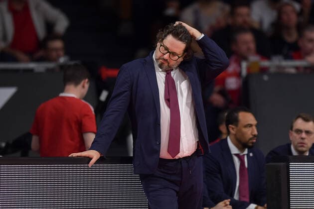 Basketball, BBL, 20220413, FC Bayern Munich Mitteldeutscher Basketball Club In the picture Head Coach of FC Bayern Munich Andrea TRINCHIERI dissatisfied lenht on gang drives himself through hair Munich Audi Dome Bayern Germany Copyright: Passion2Press MarkusxFischerx