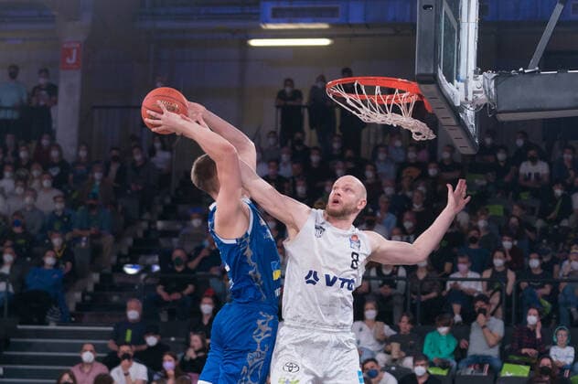 easyCredit Basketball Bundesliga, Hamburg Towers vs Fraport Skyliners, Hamburg 13 04 2022 easyCredit Basketball Bundesliga, Hamburg Towers vs Fraport Skyliners, Hamburg 13 04 2022 Fould by Robin Christen 8 Hamburg Towers to Lorenz Brenneke 21 FRAPORT SKYLINERS Copyright: xBEAUTIFULxSPORTS Mohwinkelx