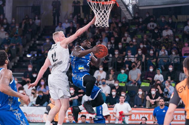 easyCredit Basketball Bundesliga, Hamburg Towers vs Fraport Skyliners, Hamburg 13 04 2022 easyCredit Basketball Bundesliga, Hamburg Towers vs Fraport Skyliners, Hamburg 13 04 2022, basket by Will Cherry 29 FRAPORT SKYLINERS Copyright: xBEAUTIFULxSPORTS Mohwinkelx