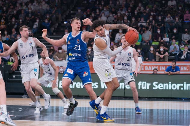 easyCredit Basketball Bundesliga, Hamburg Towers vs Fraport Skyliners, Hamburg 13 04 2022 easyCredit Basketball Bundesliga, Hamburg Towers vs Fraport Skyliners, Hamburg 13 04 2022, Rebound by Caleb Homesley 5 Hamburg Towers vs Lorenz Brenneke 21 FRAPORT SKYLINERS Copyright: xBEAUTIFULxSPORTS Mohwinkelx