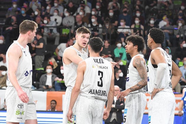 Basketball I men I season 2021 2022 I Bundesliga I 30 matchday I Hamburg Towers Fraport Skyliners I 13 04 2022 team meeting Towers Lukas Meisner 7, Hamburg Towers , Maik Kotsar 11, Hamburg Towers sets the tone, Maximilian DiLeo 3, Hamburg Towers and Caleb Homesley 5, Hamburg Towers listen to Hamburg edel optics de Arena Hamburg Germany Copyright: xLobeca AndreasxHannigx