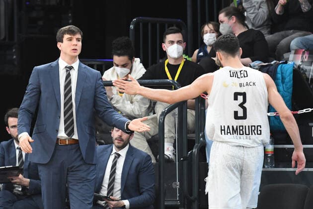 Basketball I Men I Season 2021 2022 I Bundesliga I 30 Matchday I Hamburg Towers Fraport Skyliners I 13 04 2022 Pedro Calles Hamburg Towers and Maximilian DiLeo 3, Hamburg Towers Hamburg edel optics de Arena Hamburg Germany Copyright: xLobeca AndreasxHannigx