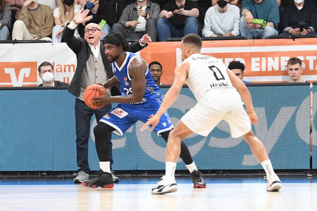Basketball I Men I Season 2021 2022 I Bundesliga I 30 Matchday I Hamburg Towers Fraport Skyliners I 13 04 2022 Will Cherry 29, Fraport Skyliners vs Jaylon Brown 0, Hamburg Towers Luca Dalmonte head coach, Fraport Skyliners fires at Hamburg edel optics de Arena Hamburg Germany Copyright: xLobeca AndreasxHannigx