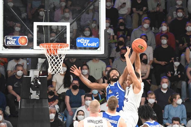 Basketball I Men I Season 2021 2022 I Bundesliga I 30 Matchday I Hamburg Towers Fraport Skyliners I 13 04 2022 Quantez Robertson 23, Fraport Skyliners blocks Jaylon Brown 0, Hamburg Towers Hamburg edel optics de Arena Hamburg Germany Copyright: xLobeca AndreasxHannigx