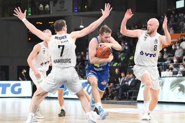 Basketball I Men I Season 2021 2022 I Bundesliga I 30 Matchday I Hamburg Towers Fraport Skyliners I 13 04 2022 Marcel Ponitka 42, Fraport Skyliners under the basket but Robin Christen 8, Hamburg Towers accompanies Lukas Meisner 7, Hamburg Towers blocks Hamburg edel optics de Arena Hamburg Germany Copyright: xLobeca AndreasxHannigx