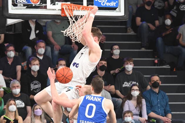 Basketball I Men I Season 2021 2022 I Bundesliga I 30 Matchday I Hamburg Towers Fraport Skyliners I 13 04 2022 Lukas Meisner 7, Hamburg Towers creates the dunk Lukas Wank 0, Fraport Skyliners cant stop it Hamburg edel optics de Arena Hamburg Germany Copyright: xLobeca AndreasxHannigx