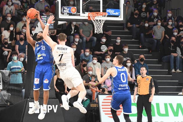 Basketball I Men I Season 2021 2022 I Bundesliga I 30 Matchday I Hamburg Towers Fraport Skyliners I 13 04 2022 Quantez Robertson 23, Fraport Skyliners blocks Lukas Meisner 7, Hamburg Towers Hamburg edel optics de Arena Hamburg Germany Copyright: xLobeca AndreasxHannigx