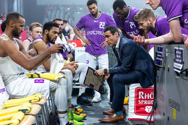 Roel Moors BG Goettingen, coach , timeout, team, team, Brose Bamberg vs BG Goettingen, basketball, easyCredit BBL, matchday 30, 13 04 2022 Brose Bamberg vs BG Goettingen, basketball, easyCredit BBL, matchday 30, 13 04 2022 Bamberg Copyright: xEIBNER GuenerxSantemizx BRB_EER