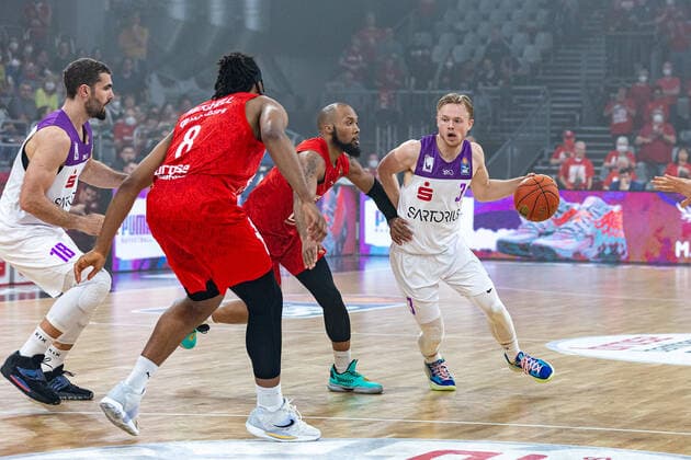 Akil Mitchell Brose Bamberg, 08 , Chris Dowe Brose Bamberg, 00 , Harald Frey BG Goettingen, 03 , Brose Bamberg vs BG Goettingen, Basketball, easyCredit BBL, Matchday 30, 13 04 2022 Brose Bamberg vs BG Goettingen, Basketball, easyCredit BBL, Matchday 30, 13 04 2022 Bamberg Copyright: xEIBNER GuenerxSantemizx BRB_EER