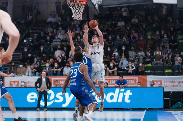 easyCredit Basketball Bundesliga, Hamburg Towers vs Fraport Skyliners, Hamburg 13 04 2022 easyCredit Basketball Bundesliga, Hamburg Towers vs Fraport Skyliners, Hamburg 13 04 2022, Throw by Maik Kotsar 11 Hamburg Towers Copyright: xBEAUTIFULxSPORTS Mohwinkelx