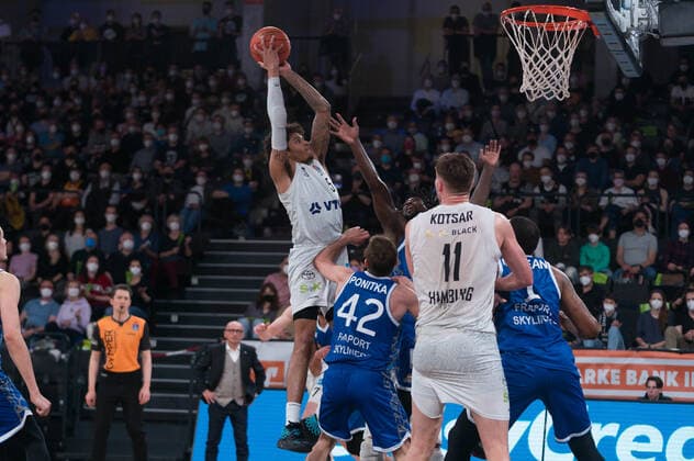 easyCredit Basketball Bundesliga, Hamburg Towers vs Fraport Skyliners, Hamburg 13 04 2022 easyCredit Basketball Bundesliga, Hamburg Towers vs Fraport Skyliners, Hamburg 13 04 2022, Throw by Caleb Homesley 5 Hamburg Towers Copyright: xBEAUTIFULxSPORTS Mohwinkelx