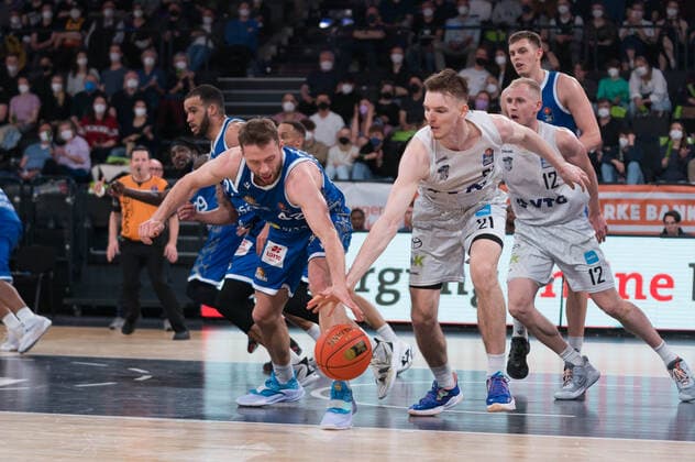 easyCredit Basketball Bundesliga, Hamburg Towers vs Fraport Skyliners, Hamburg 13 04 2022 easyCredit Basketball Bundesliga, Hamburg Towers vs Fraport Skyliners, Hamburg 13 04 2022, Fight for the ball Justus Hollatz 21 Hamburg Towers vs Marcel Ponitka 42 FRAPORT SKYLINERS Copyright: xBEAUTIFULxSPORTS Mohwinkelx