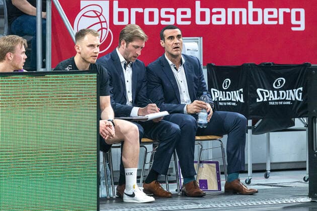 Olivier Foucart BG Goettingen, Co Coach , Roel Moors BG Goettingen, Coach , Brose Bamberg vs BG Goettingen, Basketball, easyCredit BBL, Matchday 30, 13 04 2022 Brose Bamberg vs BG Goettingen, Basketball, easyCredit BBL, Matchday 30, 13 04 2022 Bamberg Copyright: xEIBNER GuenerxSantemizx BRB_EER