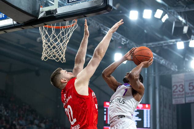 Martinas giving Brose Bamberg, 22 , Jeremiah Martin BG Goettingen, 01 , Brose Bamberg vs BG Goettingen, basketball, easyCredit BBL, matchday 30, 13 04 2022 Brose Bamberg vs BG Goettingen, basketball, easyCredit BBL, matchday 30, 13 04 2022 Bamberg Copyright: xEIBNER GuenerxSantemizx BRB_EER