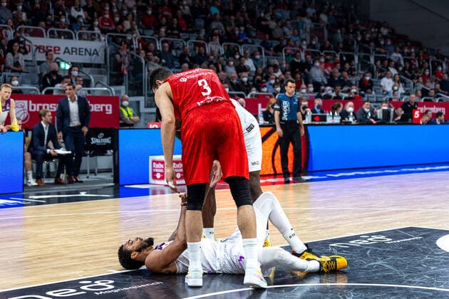 Jeff Roberson BG Goettingen, 05 , Dominic Lockhart Brose Bamberg, 03 , Brose Bamberg vs BG Goettingen, Basketball, easyCredit BBL, Matchday 30, 13 04 2022 Brose Bamberg vs BG Goettingen, Basketball, easyCredit BBL, Matchday 30, 13 04 2022 Bamberg Copyright: xEIBNER GuenerxSantemizx BRB_EER