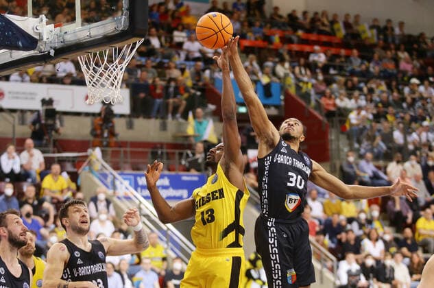 Ludwigsburg , Basketball Champions League quarterfinal game 2 , MHP Riesen Ludwigsburg vs U BT Cluj Napoca , from left Yorman Polas bartolo Riesen Elijah Stewart Cluj