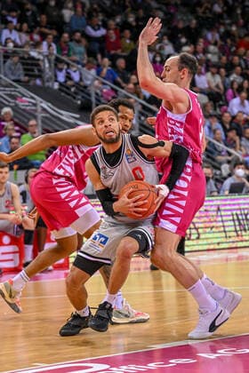 easyCredit BBL, Telekom Baskets Bonn vs JobStairs GIESSEN 46ers, 13 04 2022 Kendale McCullum JobStairs GIESSEN 46ers, 0 , Karsten Tadda Telekom Baskets Bonn, 9 , easyCredit BBL, Telekom Baskets Bonn vs JobStairs GIESSEN 46ers on 13 04 2022 at Telekom Dome, Bonn Nordrhein Westfalen Copyright: xBEAUTIFULxSPORTS Mueller-Laschetx