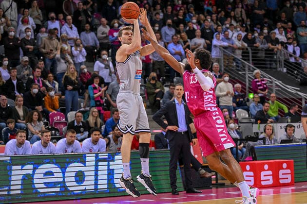easyCredit BBL, Telekom Baskets Bonn vs JobStairs GIESSEN 46ers, 13 04 2022 Florian Koch JobStairs GIESSEN 46ers, 21 , Javontae Hawkins Telekom Baskets Bonn, 13 , easyCredit BBL, Telekom Baskets Bonn vs JobStairs GIESSEN 46ers on 13 04 2022 at Telekom Dome, Bonn Nordrhein Westfalen Copyright: xBEAUTIFULxSPORTS Mueller-Laschetx