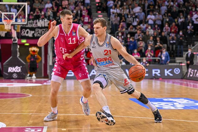 easyCredit BBL, Telekom Baskets Bonn vs JobStairs GIESSEN 46ers, 13 04 2022 Florian Koch JobStairs GIESSEN 46ers, 21 , Oleksandr Lypovyy Telekom Baskets Bonn, 11 , easyCredit BBL, Telekom Baskets Bonn vs JobStairs GIESSEN 46ers on 13 04 2022 at the Telekom Dome, Bonn North Rhine Westphalia Copyright: xBEAUTIFULxSPORTS Mueller-Laschetx