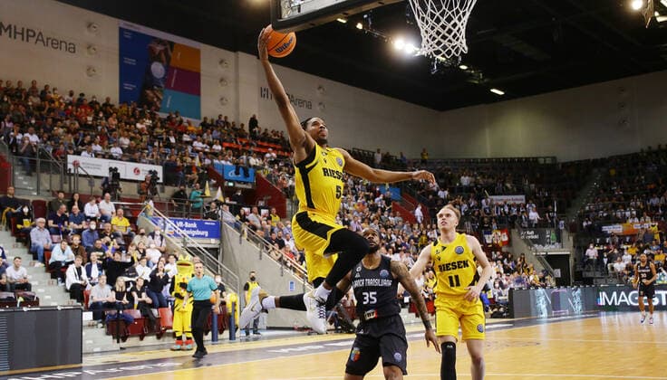 Ludwigsburg , Basketball Champions League Quarterfinal Game 2 , MHP Riesen Ludwigsburg vs U BT Cluj Napoca , Justin Simon Riesen