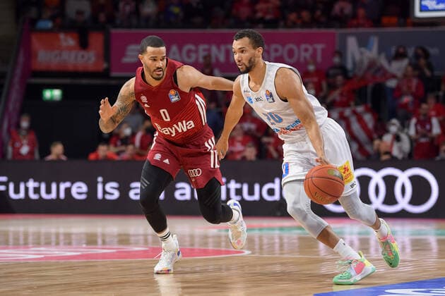 Basketball, BBL, 20220413, FC Bayern Munich Mitteldeutscher Basketball Club In the picture Nick WEILER BABB FC Bayern Munich, 0 and Jamel MORRIS Mitteldeutscher Basketball Club, 20 dribbling ball Munich Audi Dome Bayern Germany Copyright: Passion2Press MarkusxFischerx