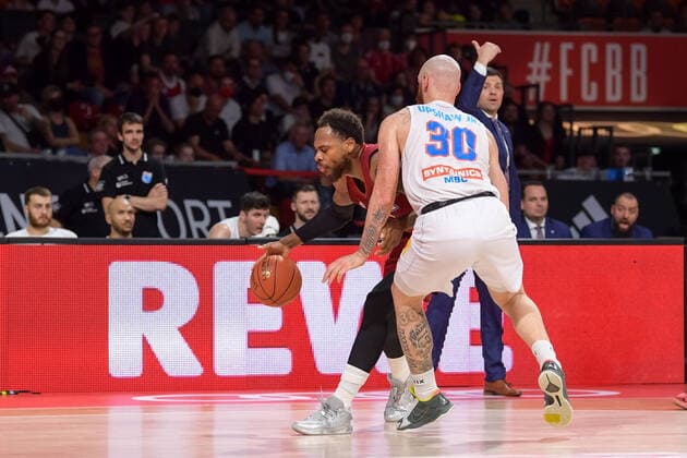 Basketball, BBL, 20220413, FC Bayern Munich Mitteldeutscher Basketball Club In the picture Deshaun THOMAS FC Bayern Munich, 1 dribbling ball and Reggie UPSHAW Mitteldeutscher Basketball Club, 30 Munich Audi Dome Bayern Germany Copyright: Passion2Press MarkusxFischerx