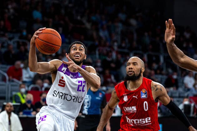 Stephen Brown BG Goettingen, 22 , Chris Dowe Brose Bamberg, 00 , Brose Bamberg vs BG Goettingen, Basketball, easyCredit BBL, Matchday 30, 13 04 2022 Brose Bamberg vs BG Goettingen, Basketball, easyCredit BBL, Matchday 30, 13 04 2022 Bamberg Copyright: xEIBNER GuenerxSantemizx BRB_EER