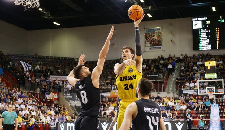 Ludwigsburg , Basketball Champions League Quarterfinal Game 2 , MHP Riesen Ludwigsburg vs U BT Cluj Napoca , from left Nandor Kuti Cluj Ethan Happ Riesen