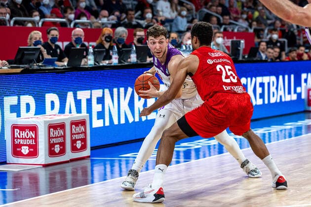 Haris Hujic BG Goettingen, 10 , Kenneth Ogbe Brose Bamberg, 25 , Brose Bamberg vs BG Goettingen, Basketball, easyCredit BBL, Matchday 30, 13 04 2022 Brose Bamberg vs BG Goettingen, Basketball, easyCredit BBL, Matchday 30, 13 04 2022 Bamberg Copyright: xEIBNER GuenerxSantemizx BRB_EER