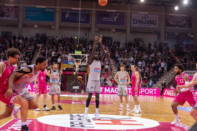 GER, Telekom Baskets Bonn vs JobStairs Giessen 46ers, Basketball, 1 Bundesliga, EASYCREDIT BBL, 30 Spieltag, Spielzeit 2021 22, 13 04 2022, Location Telekom Dome in Bonn GER, Telekom Baskets Bonn vs JobStairs Giessen 46ers, Basketball, 1 Bundesliga, EASYCREDIT BBL, 30 Spieltag, Spielzeit 2021 22, 13 04 2022, Location Telekom Dome in Bonn Foto Gerhard Wingender Bonn Copyright: xEibner-Pressefotox xGerhardxWingx EP_GWR