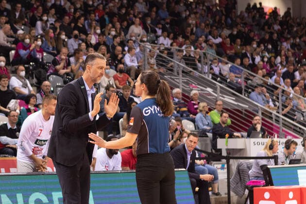 Pete Strobl JobStairs Giessen 46ers, Head Coach GER, Telekom Baskets Bonn vs JobStairs Giessen 46ers, Basketball, 1 Bundesliga, EASYCREDIT BBL, 30 Spieltag, Spielzeit 2021 22, 13 04 2022, Location Telekom Dome in Bonn GER, Telekom Baskets Bonn vs JobStairs Giessen 46ers, Basketball, 1 Bundesliga, EASYCREDIT BBL, 30 Spieltag, Spielzeit 2021 22, 13 04 2022, Location Telekom Dome in Bonn Foto Gerhard Wingender Bonn Copyright: xEibner-Pressefotox xGerhardxWingenderx EP_GWR