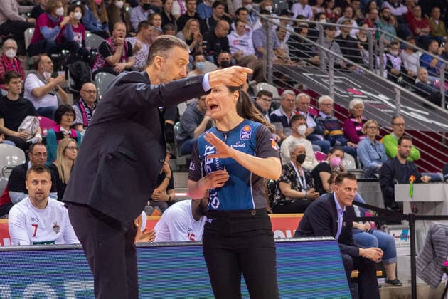 Pete Strobl JobStairs Giessen 46ers, Head Coach GER, Telekom Baskets Bonn vs JobStairs Giessen 46ers, Basketball, 1 Bundesliga, EASYCREDIT BBL, 30 Spieltag, Spielzeit 2021 22, 13 04 2022, Location Telekom Dome in Bonn GER, Telekom Baskets Bonn vs JobStairs Giessen 46ers, Basketball, 1 Bundesliga, EASYCREDIT BBL, 30 Spieltag, Spielzeit 2021 22, 13 04 2022, Location Telekom Dome in Bonn Foto Gerhard Wingender Bonn Copyright: xEibner-Pressefotox xGerhardxWingenderx EP_GWR