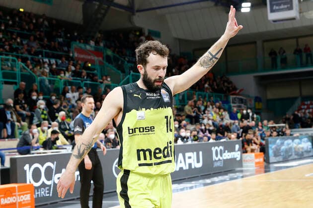 30 Matchday of the easyCredit BBL Basketball Bundesliga in the Oberfrankenhalle in Bayreuth Season 2021 2022 Medi Bayreuth against NINERS ChemnitzBastian Doreth Medi Bayreuth 10