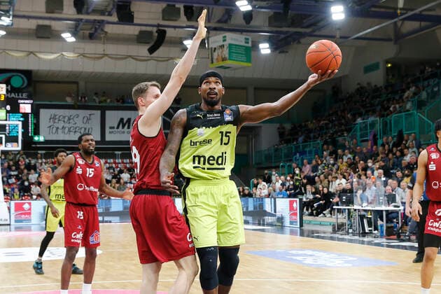 30 Matchday of the easyCredit BBL Basketball Bundesliga in the Oberfrankenhalle in Bayreuth Season 2021 2022 Medi Bayreuth against NINERS Chemnitz Terry Allen Medi Bayreuth 15 right Mindaugas Susinskas NINERS Chemnitz 29 left