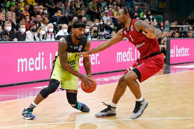 30 Matchday of the easyCredit BBL Basketball Bundesliga at Oberfrankenhalle in Bayreuth Season 2021 2022 Medi Bayreuth vs. NINERS Chemnitz Terry Allen Medi Bayreuth 15 left Isiaha Mike NINERS Chemnitz 11 right