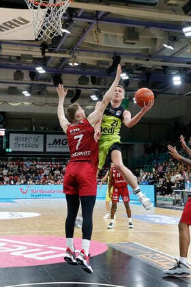30 Matchday of the easyCredit BBL Basketball Bundesliga in the Oberfrankenhalle in Bayreuth Season 2021 2022 Medi Bayreuth against NINERS Chemnitz Janari Jöesaar Medi Bayreuth 21 right Jonas Richter NINERS Chemnitz 7 left