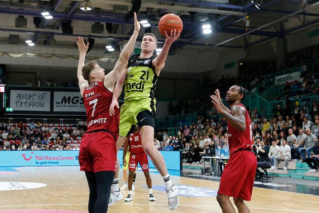 30 Matchday of the easyCredit BBL Basketball Bundesliga in the Oberfrankenhalle in Bayreuth Season 2021 2022 Medi Bayreuth against NINERS Chemnitz Janari Jöesaar Medi Bayreuth 21 center Jonas Richter NINERS Chemnitz 7 left