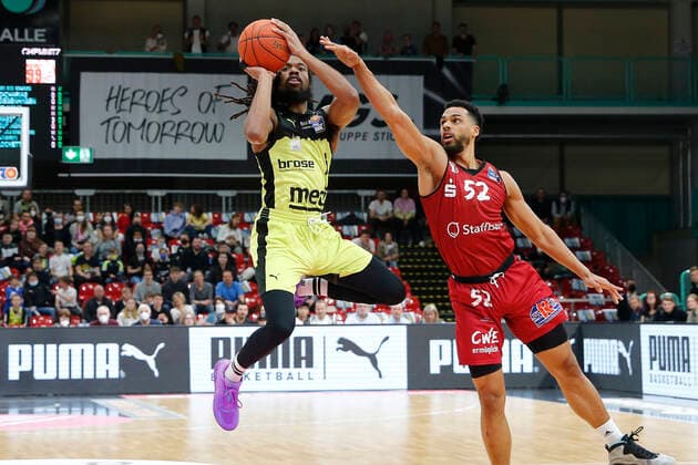 30 Matchday of the easyCredit BBL Basketball Bundesliga in the Oberfrankenhalle in Bayreuth Season 2021 2022 Medi Bayreuth against NINERS Chemnitz Marcus Thornton Medi Bayreuth 3 left Trent Lockett NINERS Chemnitz 52 right