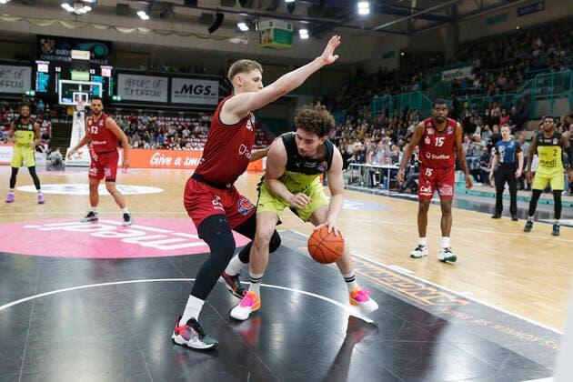 30 Matchday of the easyCredit BBL Basketball Bundesliga in the Oberfrankenhalle in Bayreuth Season 2021 2022 Medi Bayreuth against NINERS Chemnitz Kay Bruhnke Medi Bayreuth 9 right Jonas Richter NINERS Chemnitz 7 left