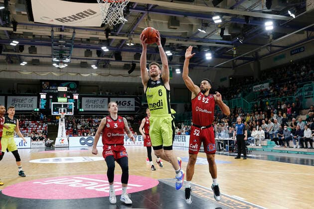 30 Matchday of the easyCredit BBL Basketball Bundesliga in the Oberfrankenhalle in Bayreuth Season 2021 2022 Medi Bayreuth against NINERS Chemnitz Kevin Wohlrath Medi Bayreuth 6 left Trent Lockett NINERS Chemnitz 52 right